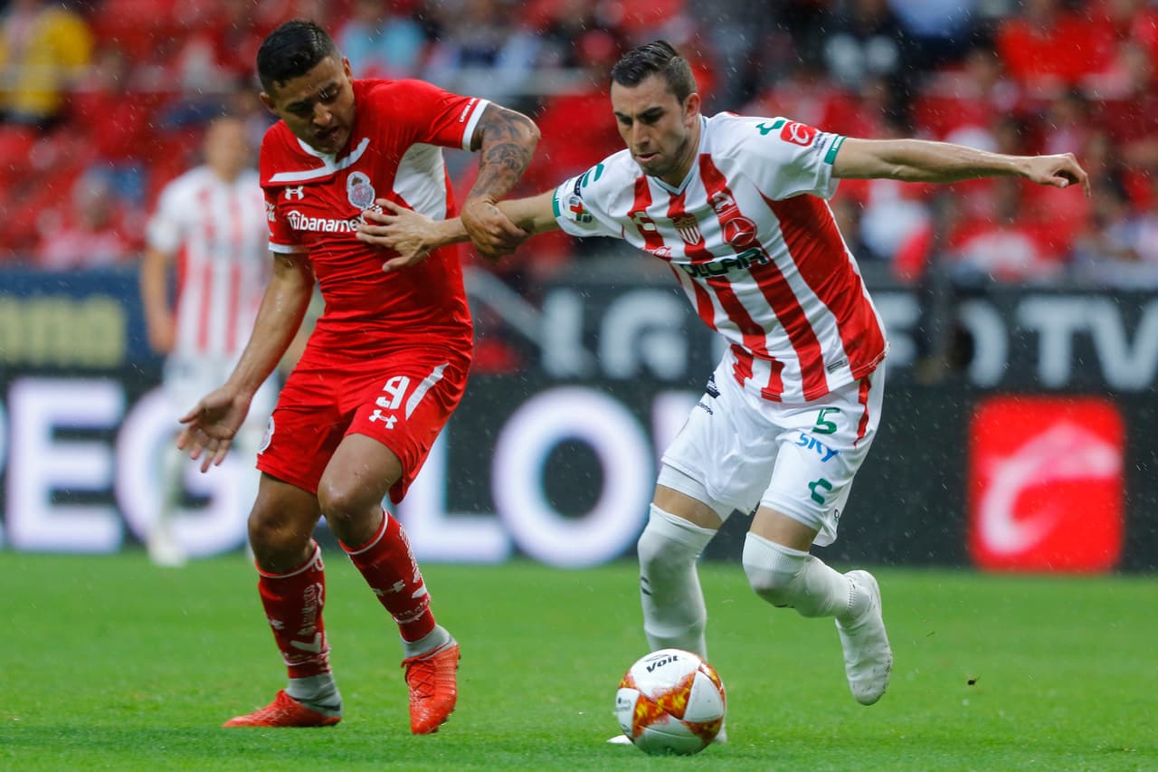 El Necaxa no pudo revalidar lo hecho la jornada anterior cuando le quitó el invicto al líder Cruz Azul. En la foto disputan el balón Ernesto Vega del Toluca (izquierda) y Manuel Mayorga (derecha).