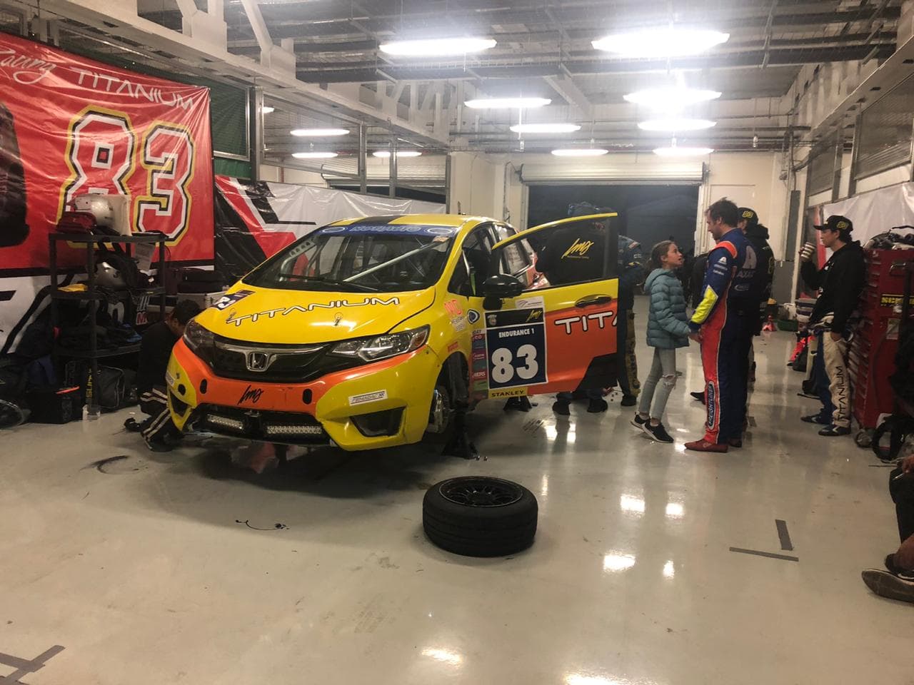 La carrera de 24 horas de duración es más dura para todos durante la fría noche en Iztacalco.