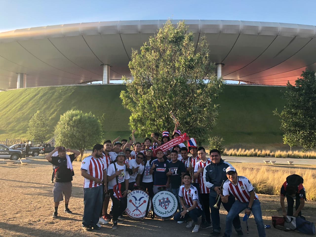 En los alrededores el estadio Akron la alegría y emoción la pusieron los aficionados de las Chivas que entusiasmados por un nuevo título de su equipo llegaron en gran número para ver la final de la Concacaf Liga de Campeones ante Torotno F.C.