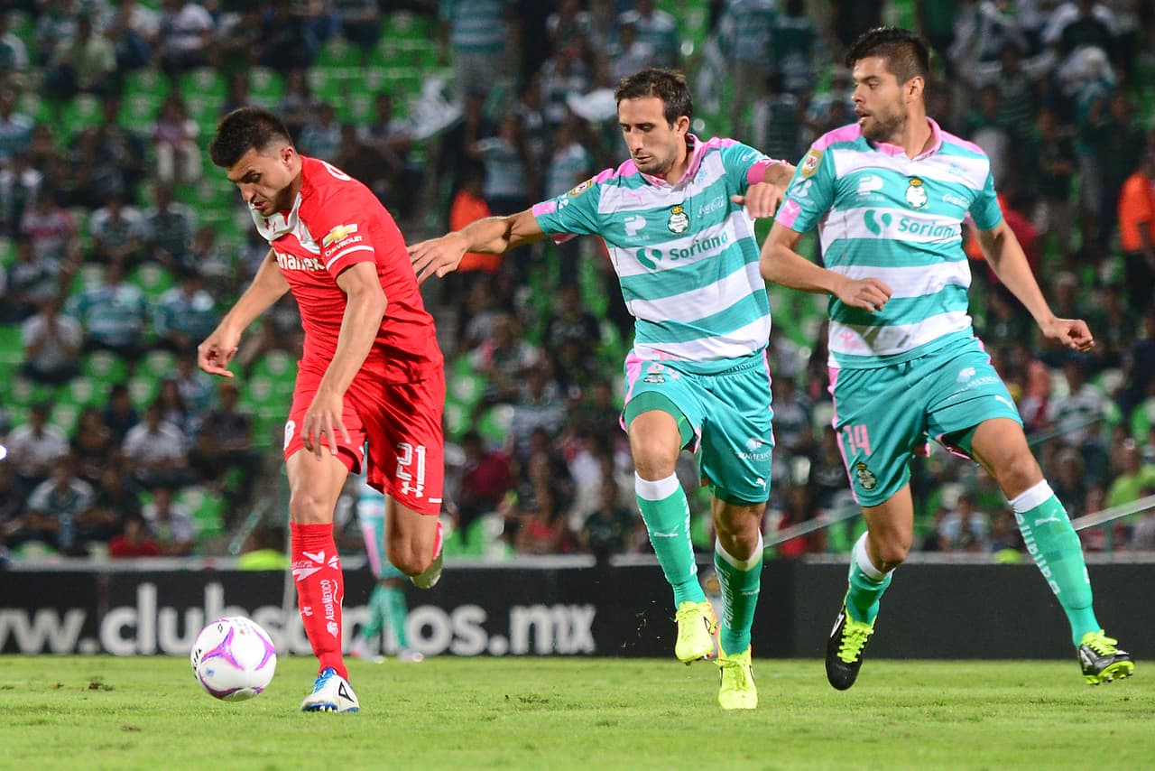 Empatando con 100 puntos, Néstor Araujo de Santos fue el tercer mejor defensor en el Apertura 2015, gracias a los 16 partidos y 1440 minutos jugados donde dio dos asistencias y marcó un gol para ayudar a su equipo en el torneo. El zaguero de la Comarca Lagunera sólo recibió dos tarjetas amarillas.