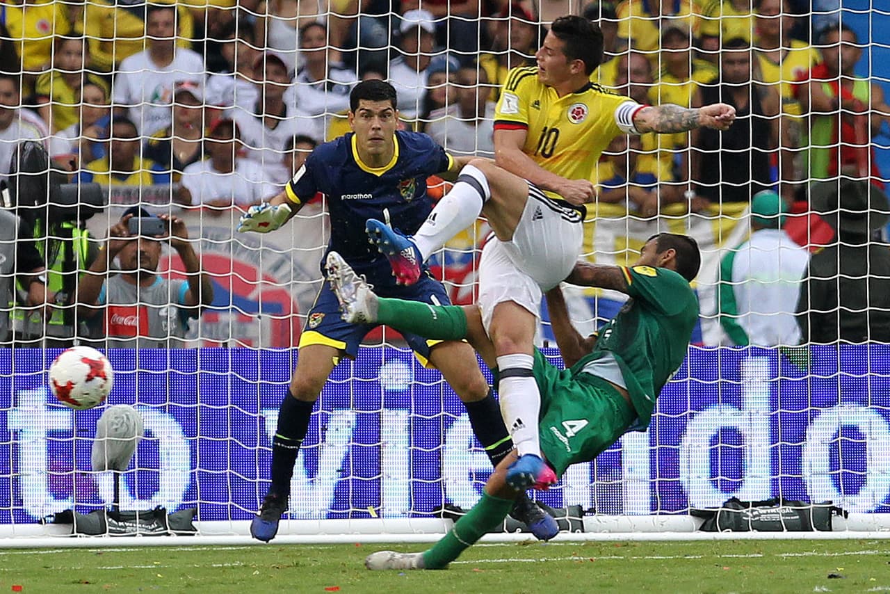 James Rodríguez tuvo una posibilidad con pierna izquierda, llegando desde atrás, pero el defensa Coimbra (Bolivia) lo incomodó para evitar la caída de su arco.