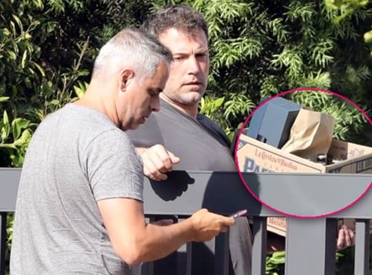 En las imágenes se vio al actor recibir una caja con diferentes tipos de bebidas alcohólicas y un día después su exesposa,
<b>Jennifer Garner</b>, acudió a su hogar para llevarlo a un centro de rehabilitación.