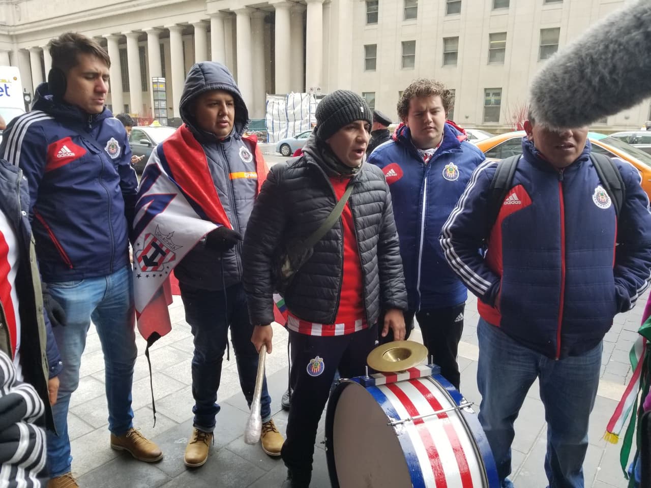 Aficionados de Chivas llegaron al hotel donde estuvo el equipo en la ida final de Liga de Campeones de Concacaf ante Toronto F.C. Ni el frío, ni el hambre, ni las largas distancias fueron obstáculo.