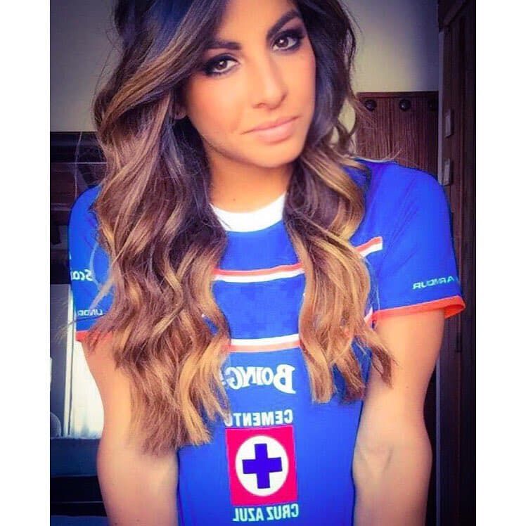 Daniela es una bella presentadora mexicana que es gran fanática de Cruz Azul y apoya al equipo en todo momento.