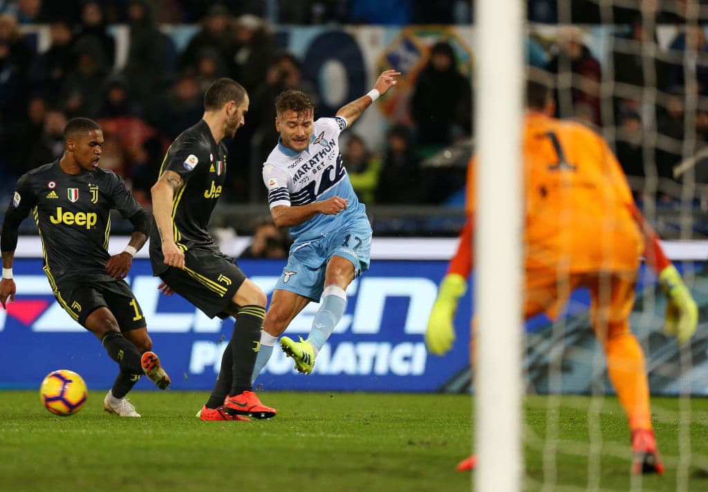 Pero la tranquilidad no era precisamente lo que reinaba en el lado defensivo de la Juve, pues la Lazio estaba haciendo una piedra en el zapato para la Vecchia Signora.