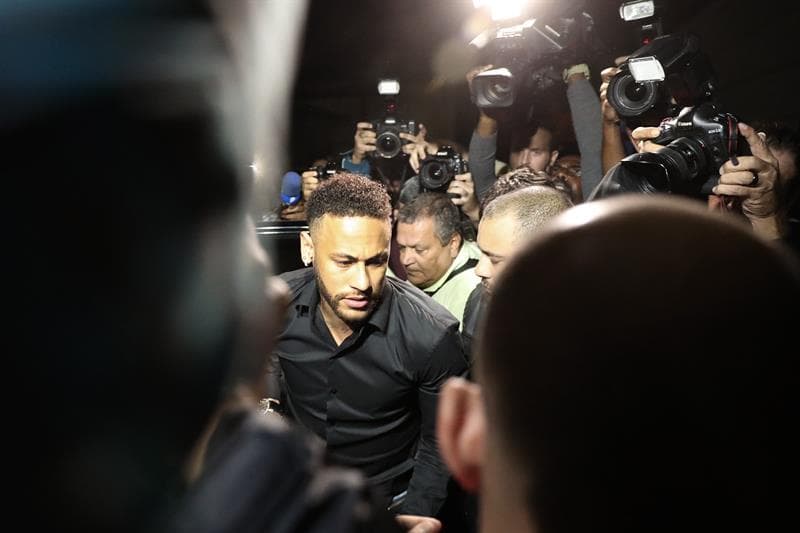 Neymar, al salir de la comisaría: “Quiero agradecer todo el apoyo”