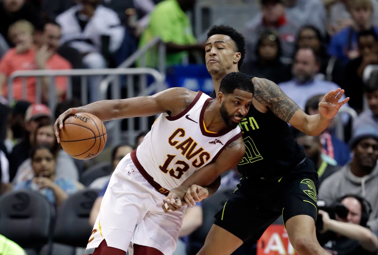 Los recién adquiridos George Hill, Jordan Clarkson, Larry Nance Jr. y Rodney Hood se sumaron a los Cavs, pero se quedaron en el vestuario durante el partido.