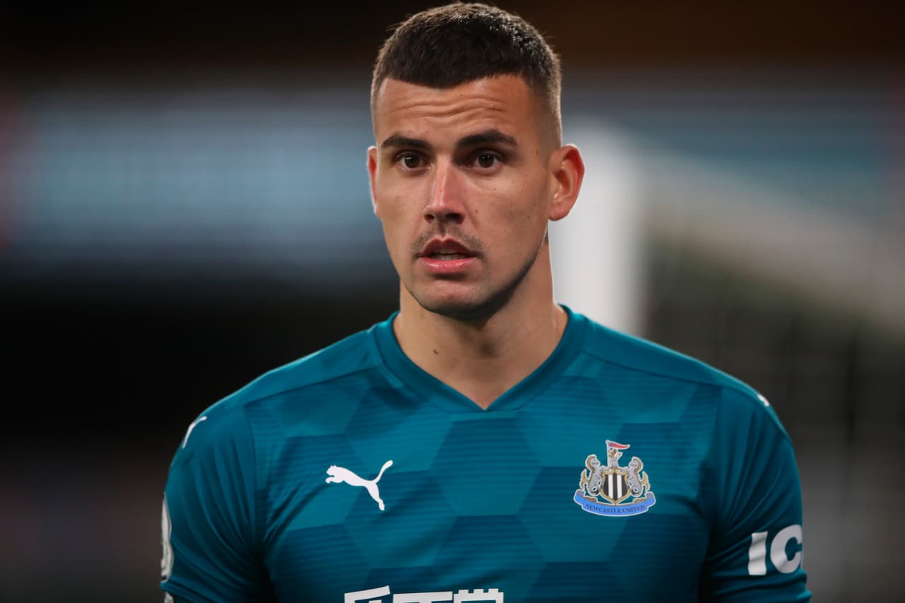 De último minuto empata Newcastle ante el Wolverhampton en el Estadio Molineaux. El mexicano Raúl Jiménez anotó el primer gol del encuentro, pero fue al minuto 88 cuando Jacob Murtphy le da el gol del empate a los 'Magpies' en la quinta jornada de la Premier League.