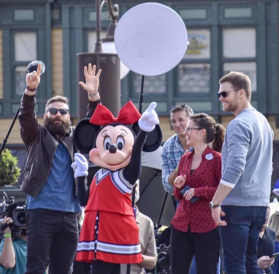 Y este lunes aparecieron el Disney World en Orlando, Florida, donde muchos aficionados de los New England Patriots los recibieron con vítores y aplausos.