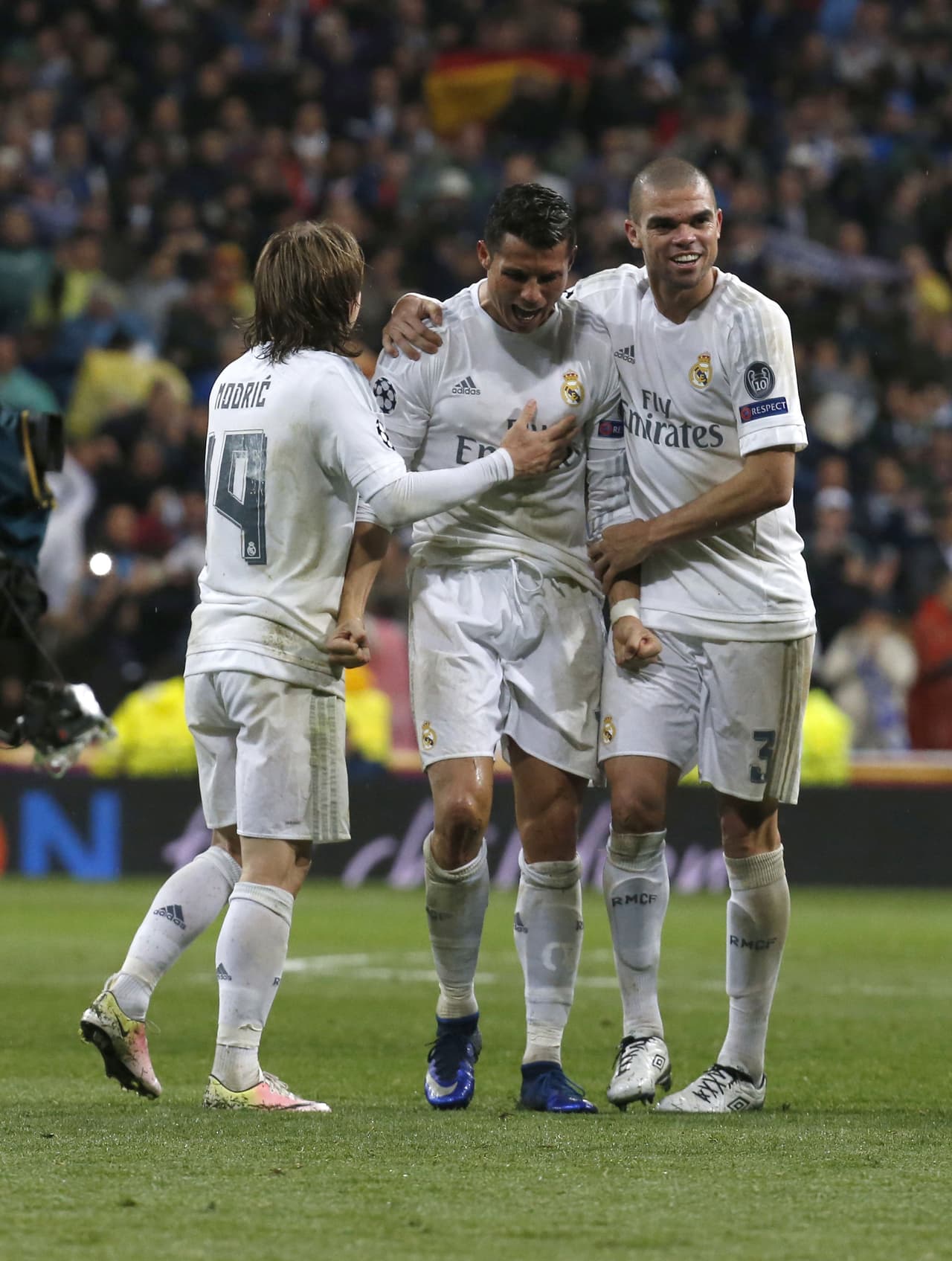 Muy rápido rompía el cero el Madrid y se perfilaba rumbo a la victoria en la Casa Blanca ante la inoperancia de los alemanes.