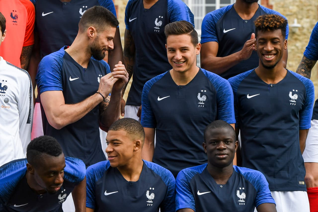 Este miércoles la selección de Francia, actual campeona del Mundo, se tomó su foto oficial antes de iniciar las Eliminatorias a la Eurocopa 2020. El equipo se reunió en el Centre National du Football de Clairefontaine-en-Yvelines y los jugadores pasaron un tiempo agradable antes de enfrentar a Moldavia este viernes.