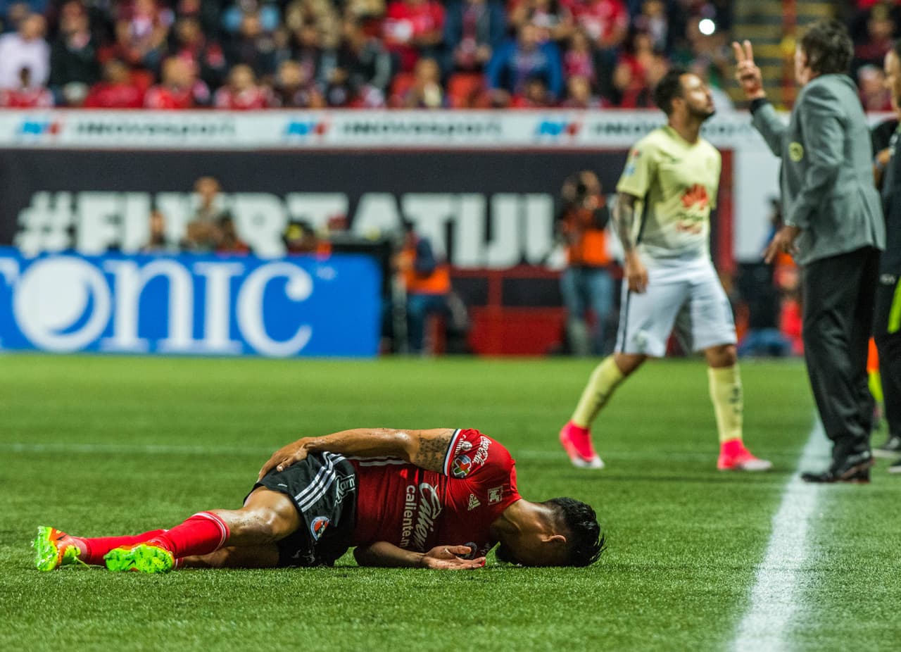 Michael Orozco se duele tras recibir un golpe. Mientras tanto, La Volpe busca corregir la formación de los suyos.