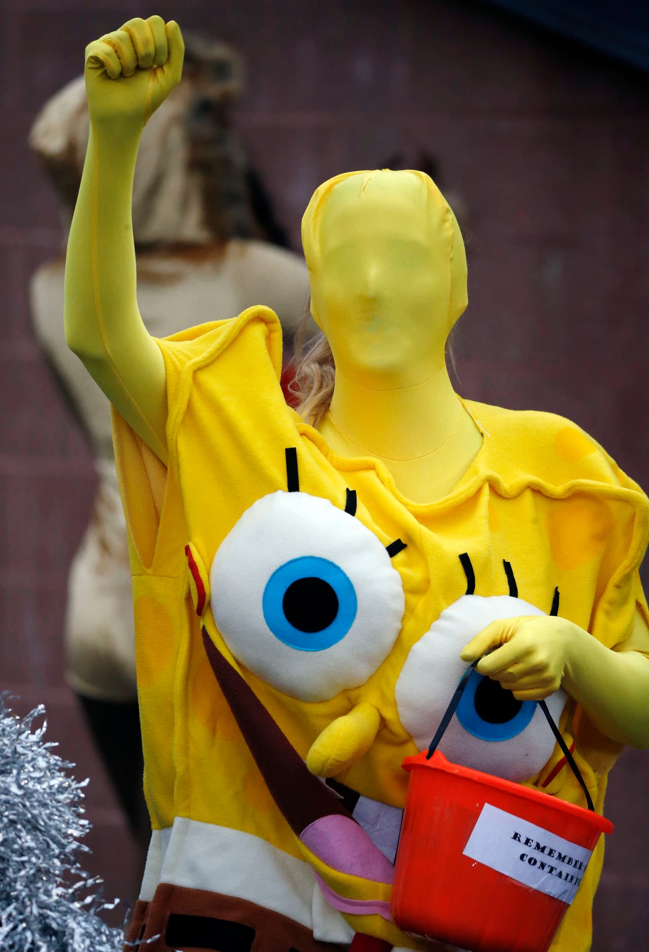 Este Bob Esponja no lució tan cuadrado como hubiera deseado, pero sí se integró a la fiesta de la NFL.