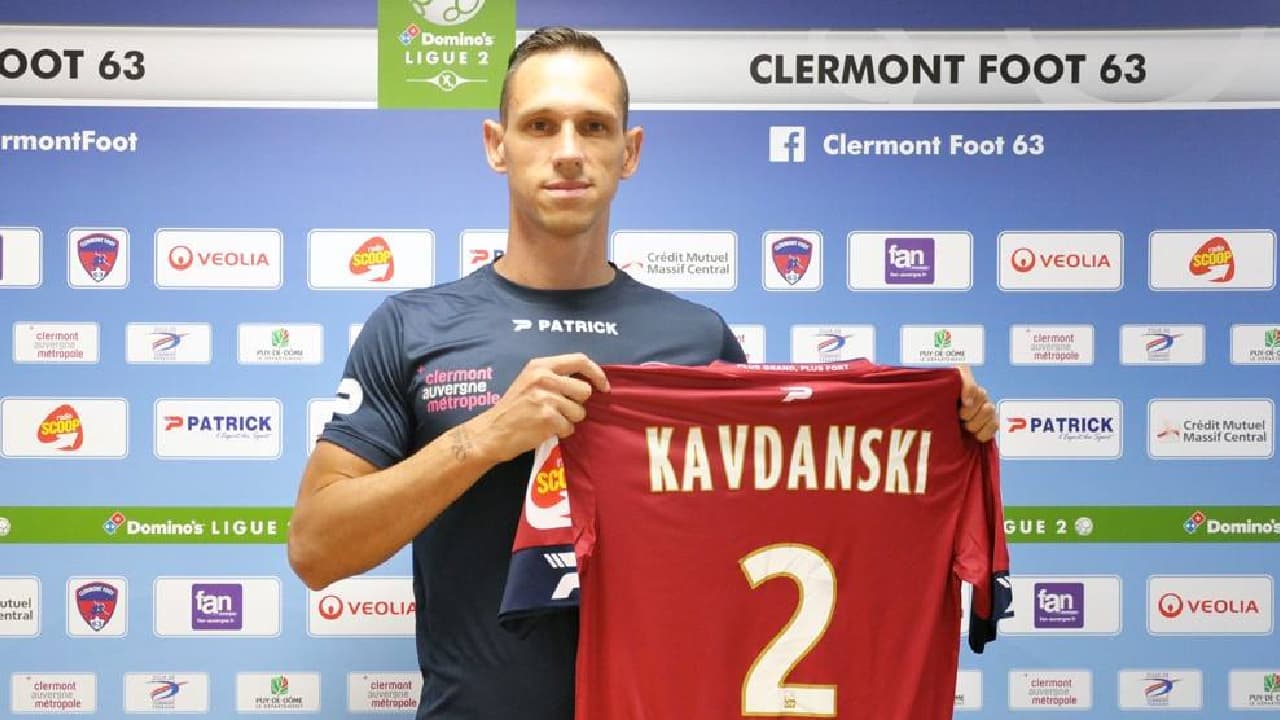 Futbolista juega con COVID-19 y contagia a rivales