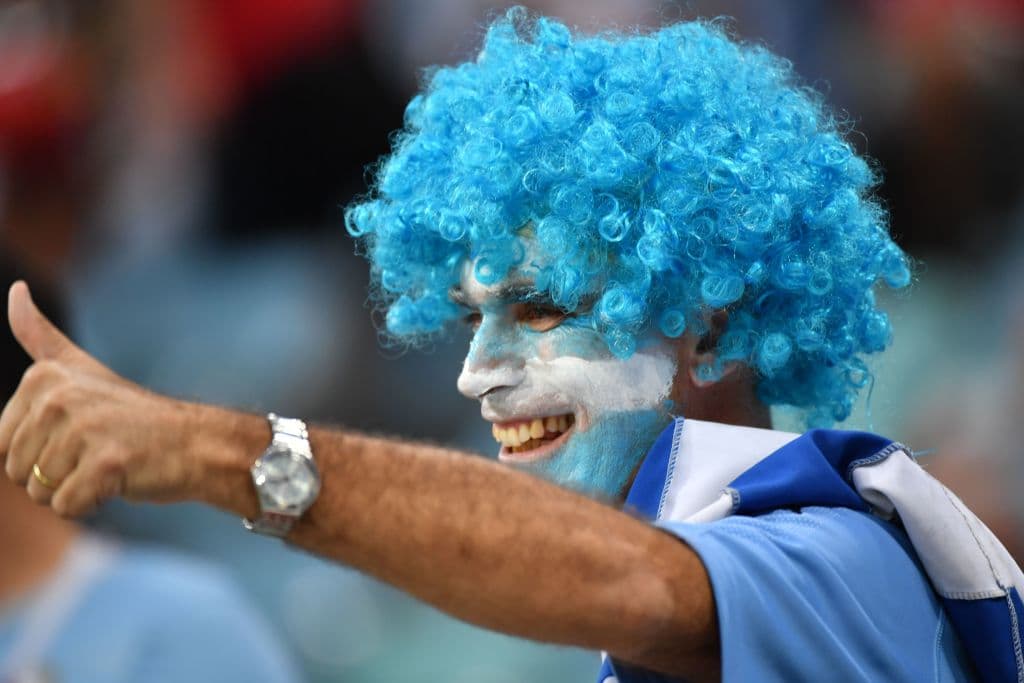 Los seguidores llegaron al Fisht Stadium en Sochi para disfrutar y mostrar su alegría en el partido entre Uruguay y Portugal, el segundo de las llaves de octavos de final del Mundial de Rusia 2018.