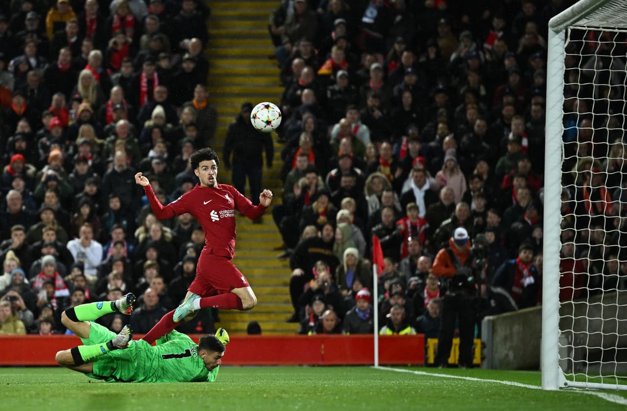 Con goles de Mohamed Salah y Darwin Núñez, el Liverpool derrotó y terminó el paso invicto del Napoli, que tuvo a Hirving Lozano en la cancha en los últimos minutos.