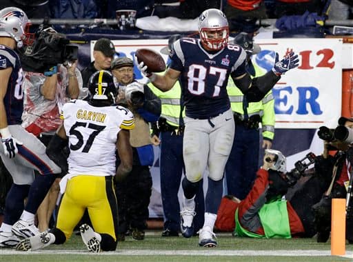 Los New England Patriots lograron su primera victoria de la temporada (28-21) sobre los Pittsburgh Steelers, donde Tom Brady lanzó cuatro pases de anotación, incluidos tres a su destinatario favorito Rob Gronkowski.