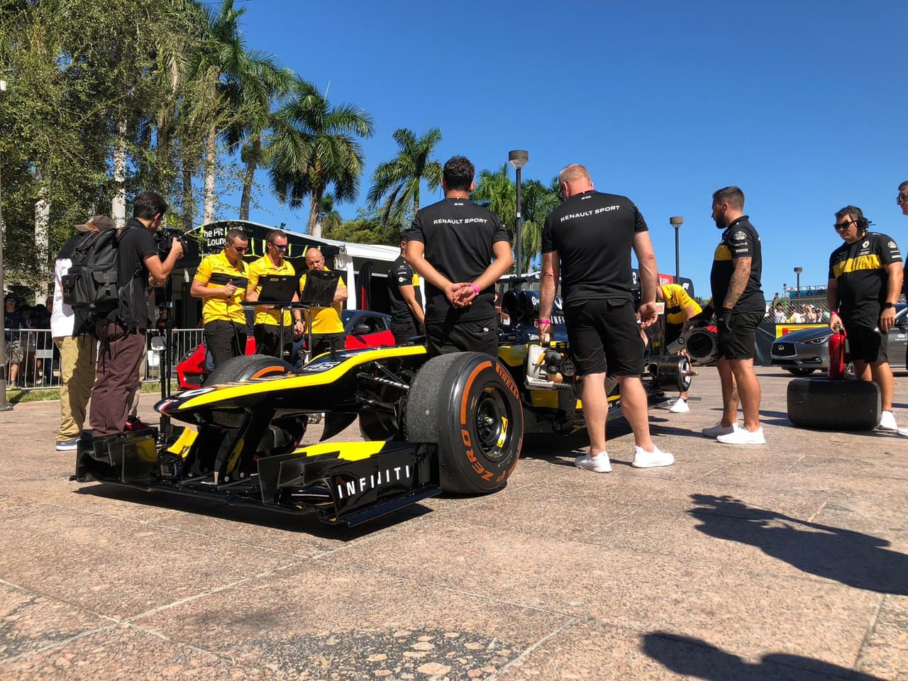 Así se veía el auto de Renault en el asfalto de la ciudad costera esperando le llegada de los cientos de visitantes.