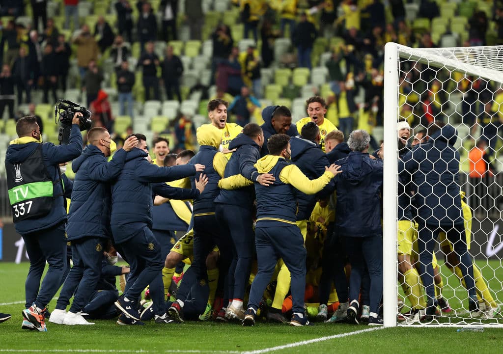 Tras 98 años, Villarreal porfin logra levantar el título de la UEFA Europa League tras vencer 11-10 en la tanda de penaltis al Manchester United.
