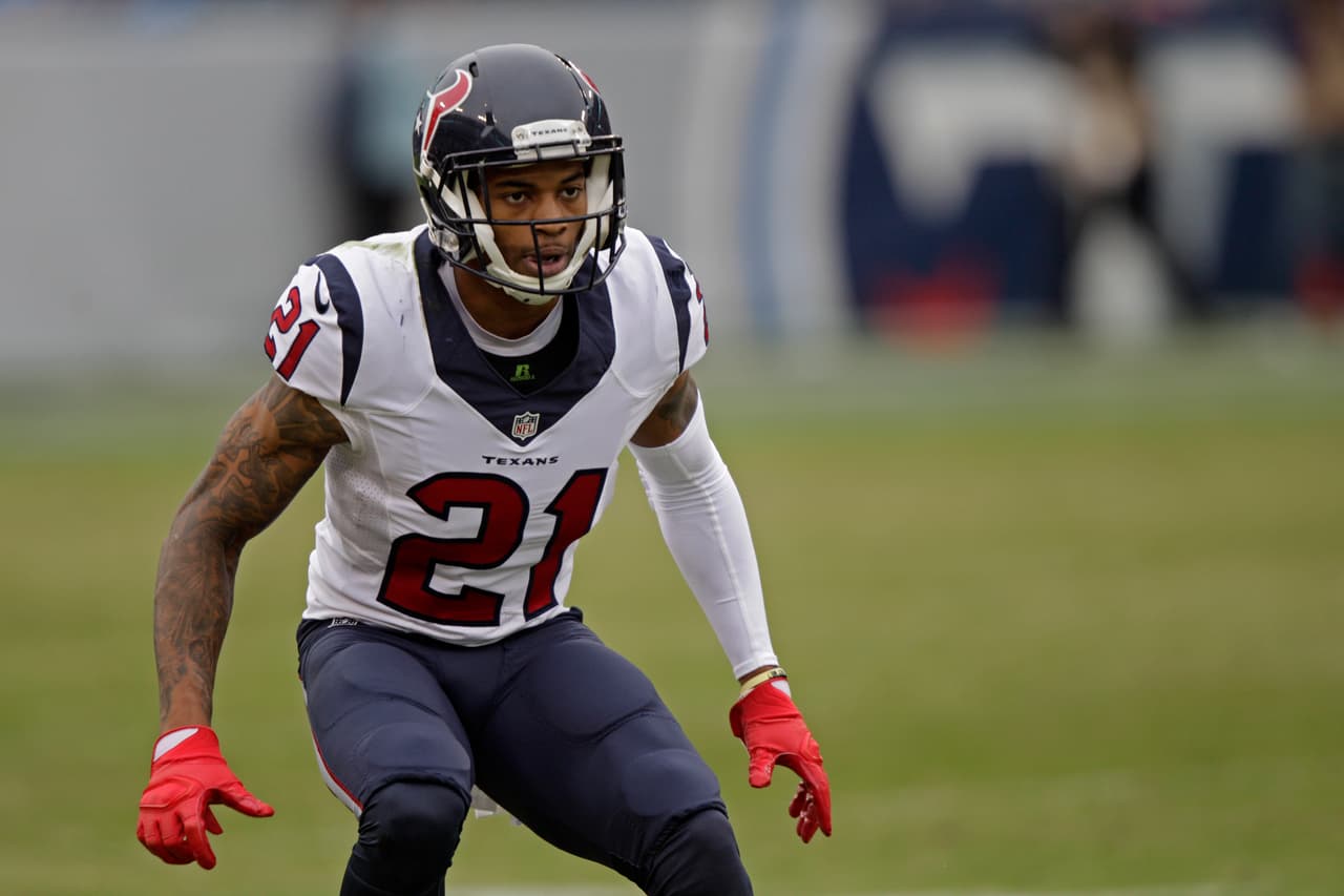 <b>6 CB</b> -
<b> A.J. BOUYE</b>:
<b><i><a href="http://www.univision.com/deportes/futbol-americano/national-football-league/nfl-2017-movimientos-de-la-agencia-libre" target="_blank">FIRMADO POR</a></i></b>
<b>JACKSONVILLE JAGUARS</b>
<br>Ningún jugador de la NFL aumentó su valor más en 2016 que Bouye, que comenzó la temporada como el cuarto esquinero de Houston y terminó como titular del Pro Bowl en la defensa más dura de la liga. Saldrá de las sombras para convertirse en un nombre familiar una vez que obtenga un mega contrato. EQUIPO INTERESADO: TEXANS & EAGLES.