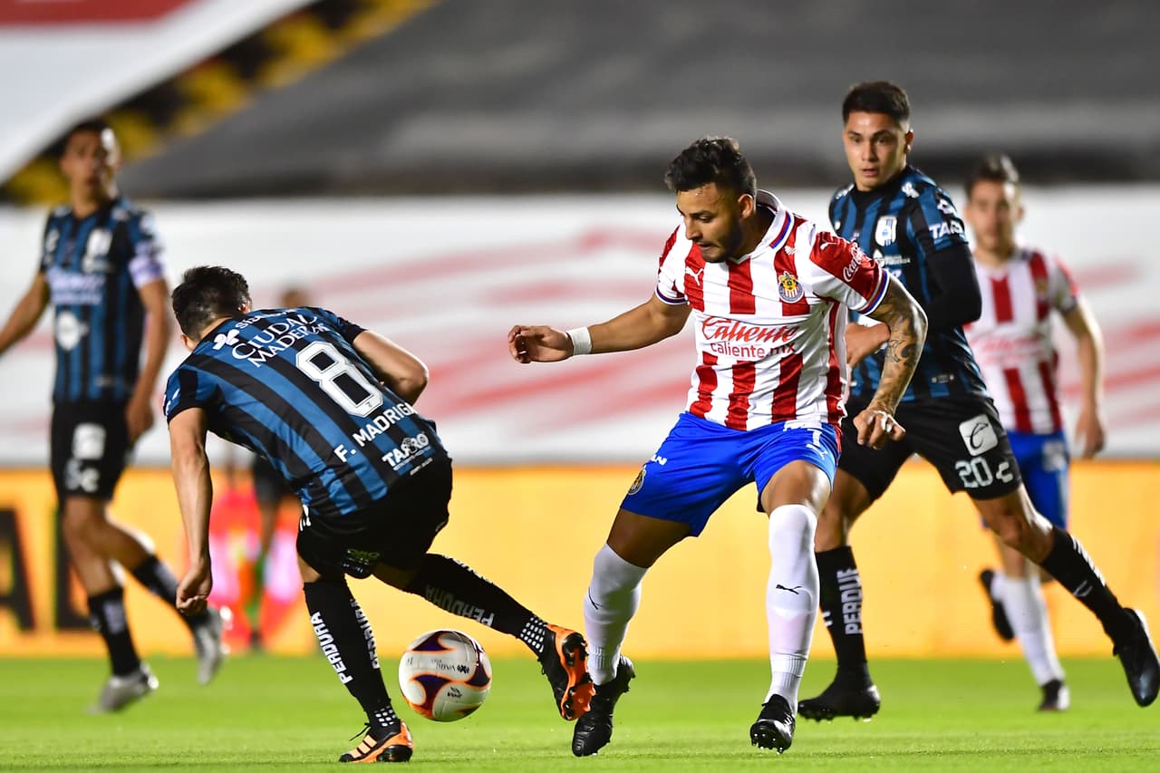 Querétaro y Chivas empatan 2-2 en La Corregidora y se conforman con un puntos. Ambos equipos se quedan con 11 puntos, pero Chivas ese sitúa en la décimo lugar mientras que los Gallos se quedan con la doceava posición.