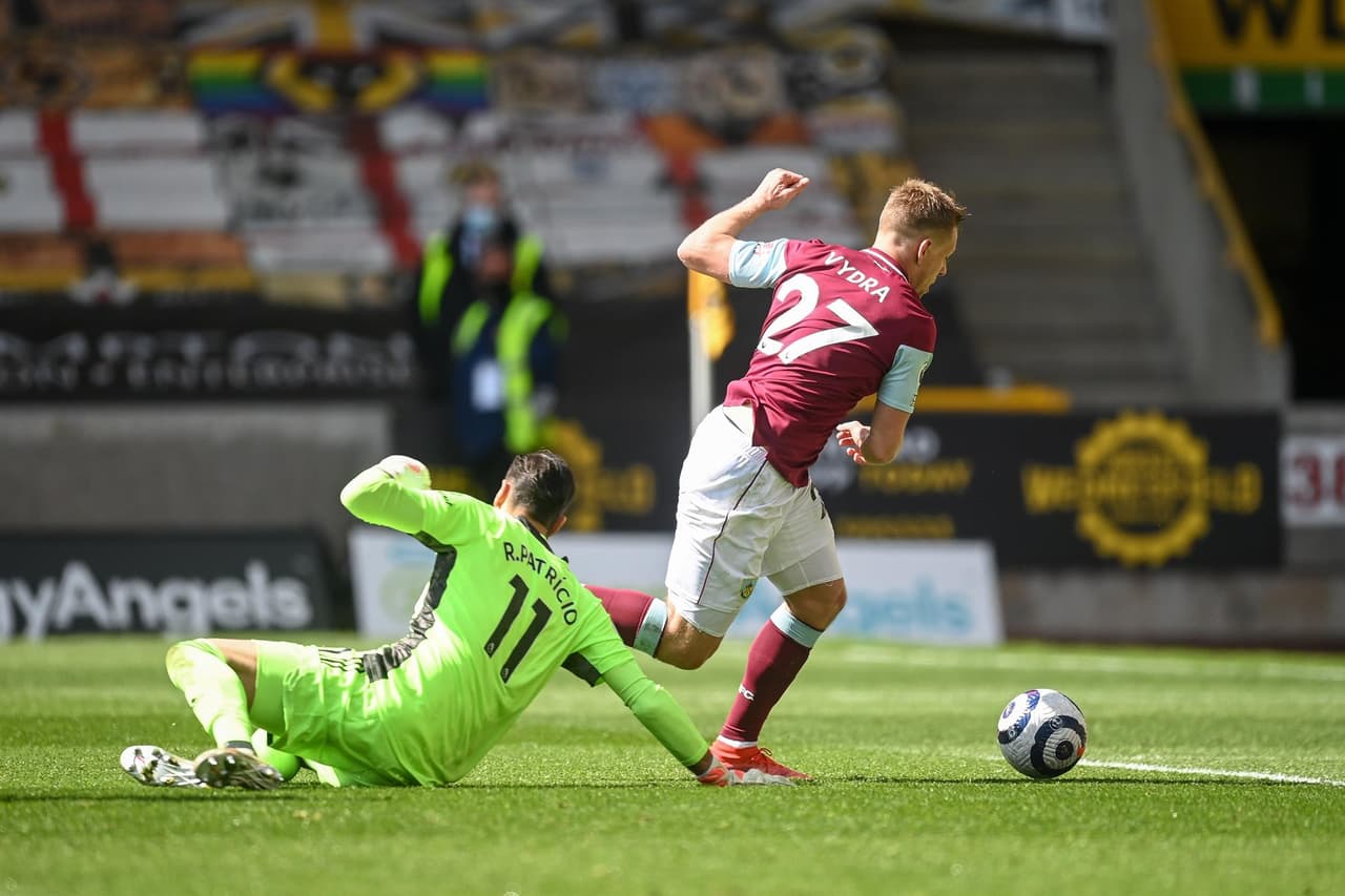 Wolverhampton se lleva una goliza por parte de Burney 4-0 durante la fecha 33 de la Premier League. Chris Wood anotó hat-trick para los locales y Ashley Wood puso la cereza en el pastel al minuto 85 del partido. El mexicano Raúl Jiménez aún no tiene participación en los encuentros con los Wolves.