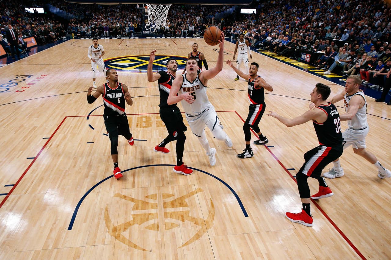 El mejor de la noche fue Jokic con 37 puntos, nueve rebotes y seis asistencias en 41 minutos jugados, dejando atrás a Lillard quien llegó a 39 puntos.