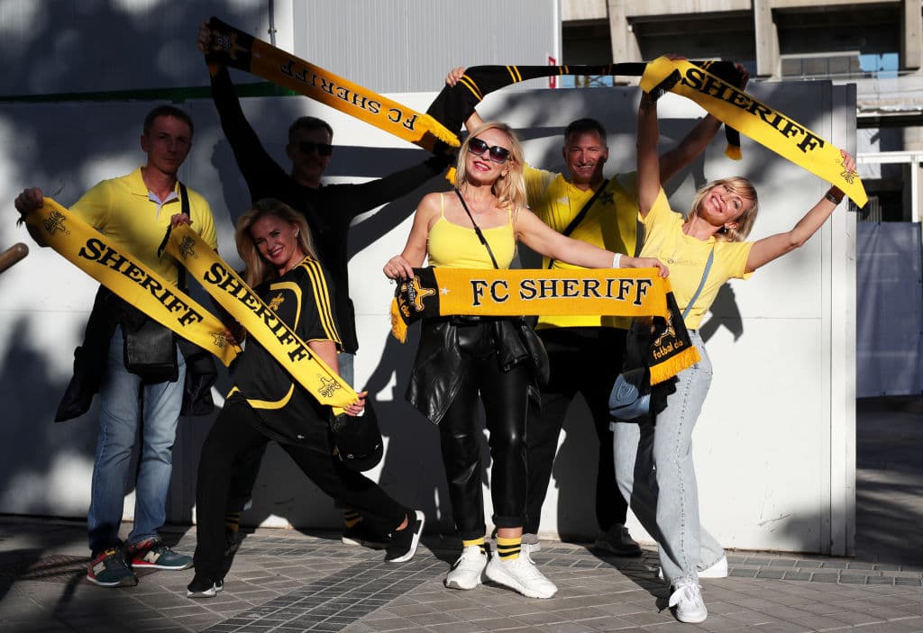 Real Madrid cae en casa ante el Sheriff Tiraspol 2-1 en la fase de grupos de la UEFA Champions League. El equipo moldavo abrió con gol de Jasurbek Yakhshiboev al 25’, pero Karim Benzema igualó el marcador tras cobrar un penalti, pero la visita selló su victoria al 89’ con anotación de Sebastién Thill.