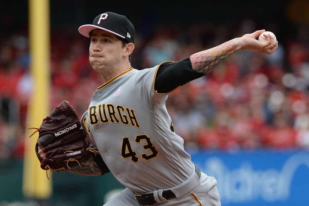 Con mensajes en el rostro, en los zapatos, con guenteletas, muñequeras, guantes, bates y detalles en las bases y otras señales, los peloteros en las Ligas Mayores celebraron el Día de las Madres tiñendo los diamantes de Major League Baseball de rosa.
