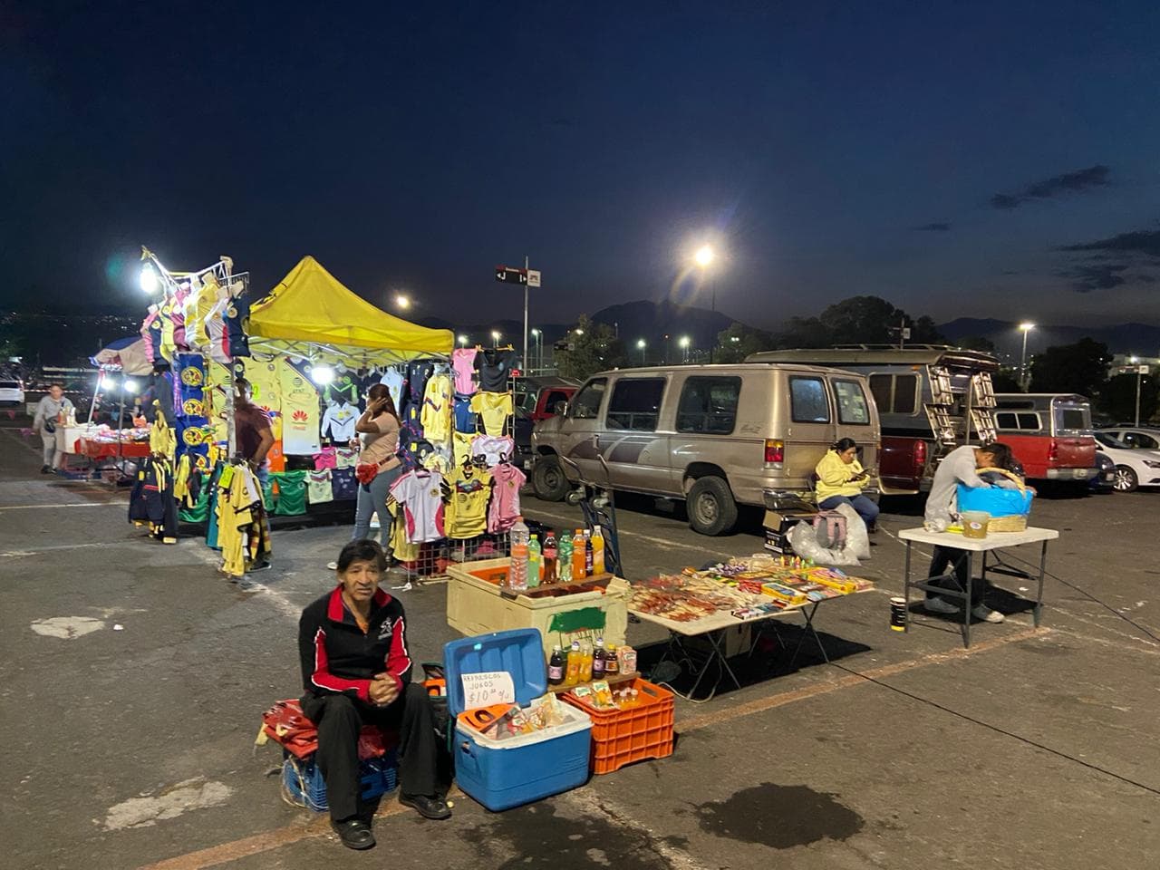 Los aficionados pueden adquirir todo tipo de productos alusivos al conjunto de Coapa previo al duelo de la Concachampions.