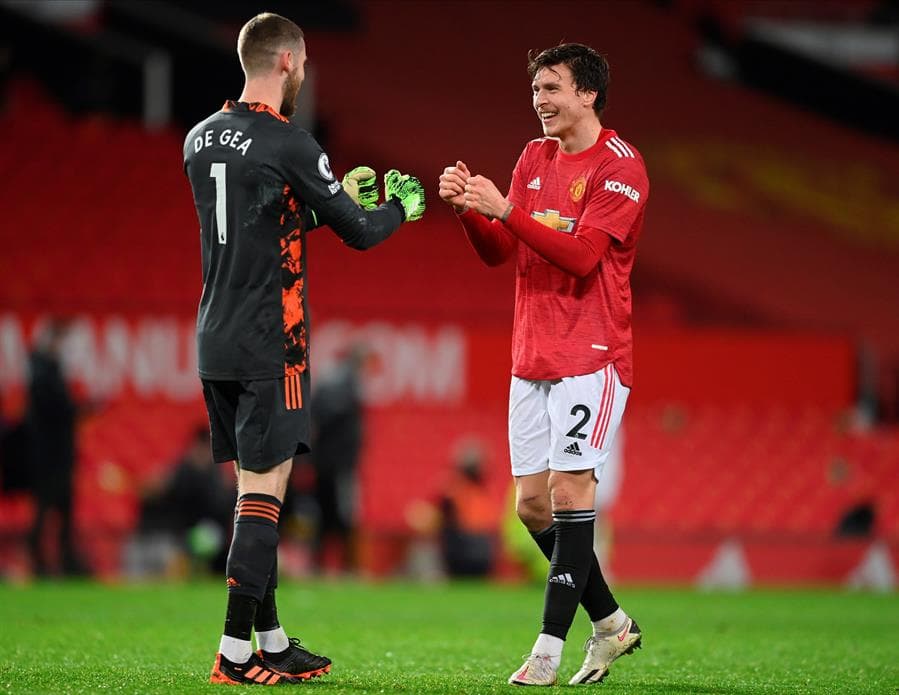 Manchester United, sin piedad, le pasa por encima a Leeds 6-2. Scott McTominay y Bruno Borges anotaron dobletes, los otros dos tantos cayeron por parte de Victor Lindelof y Daniel James para darle la avasalladora victoria a los 'Red Devils', mientras que para los 'Whites', Liam Cooper y Stuart Dallas anotaron dos tantos.