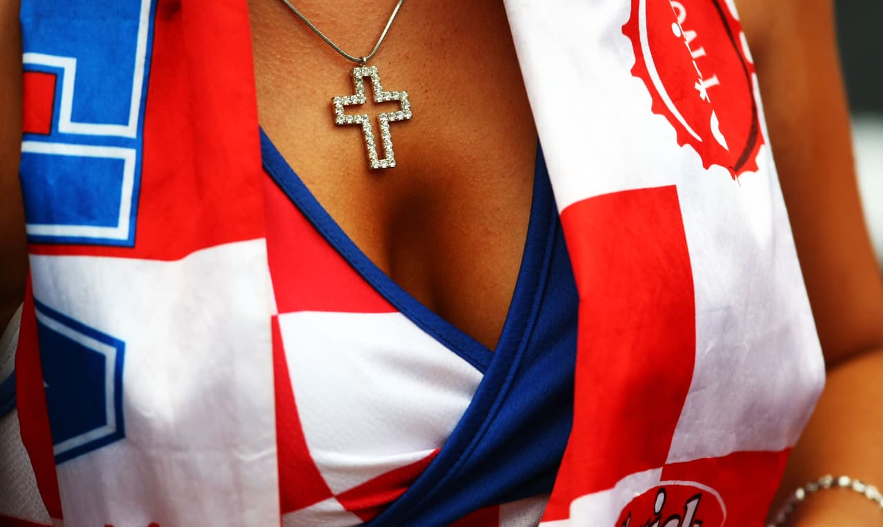 Disfruta de las mejores imágenes de las aficionadas croatas que partido a partido apoyan a su selección.