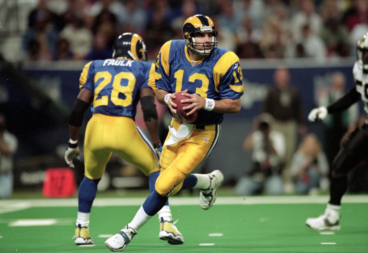 Fue muy emocionante ver a Kurt Warner - para todos los efectos, prácticamente un novato - y ese ataque apilado de los
<a href="http://www.nfl.com/teams/losangelesrams/profile?team=LA">Rams</a> casi duplicando su puntuación en relación a la temporada anterior (285 en 1998 a 526 en el '99).