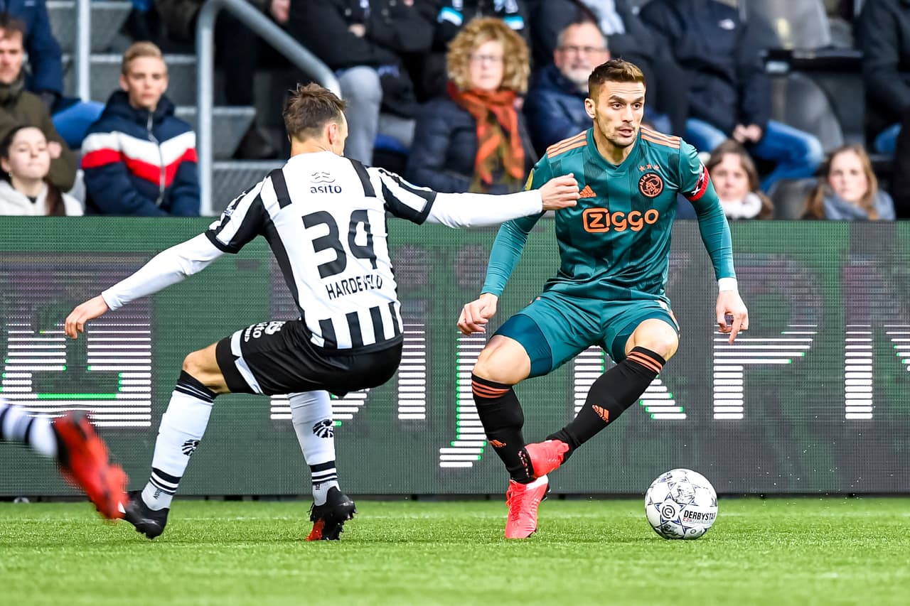 Perr Schuurs corta el balón y el delantero de Heracles Almelo asoma por André Onana.