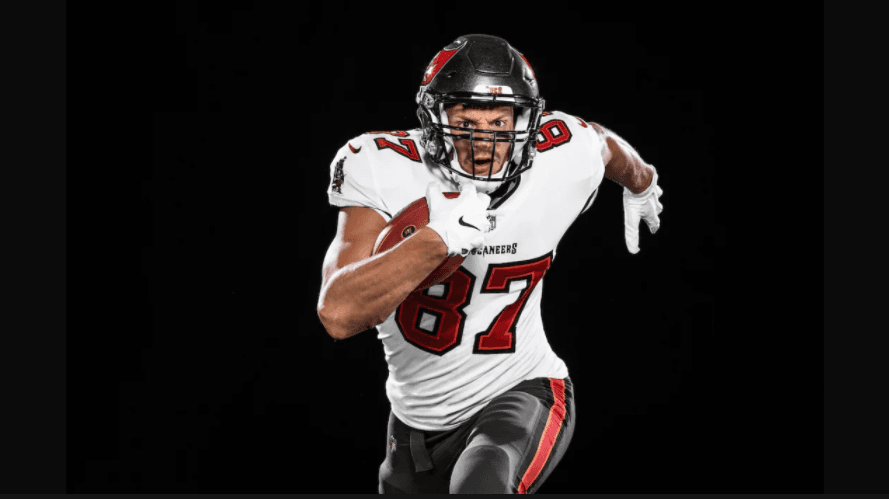 Con su número 87, así posó Rob Gownkowski con el uniforme de los Bucs por primera vez.