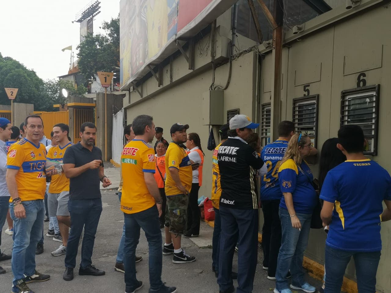 Aficionados de Tigres, mayoritariamente, y del León, tomaron por 'asalto' las inmediaciones del Estadio Universitario para atestiguar el juego de Ida de la Final del Clausura 2019 de la Liga MX en Monterrey. Se esmeraron y le pusieron un fantástico ambiente.