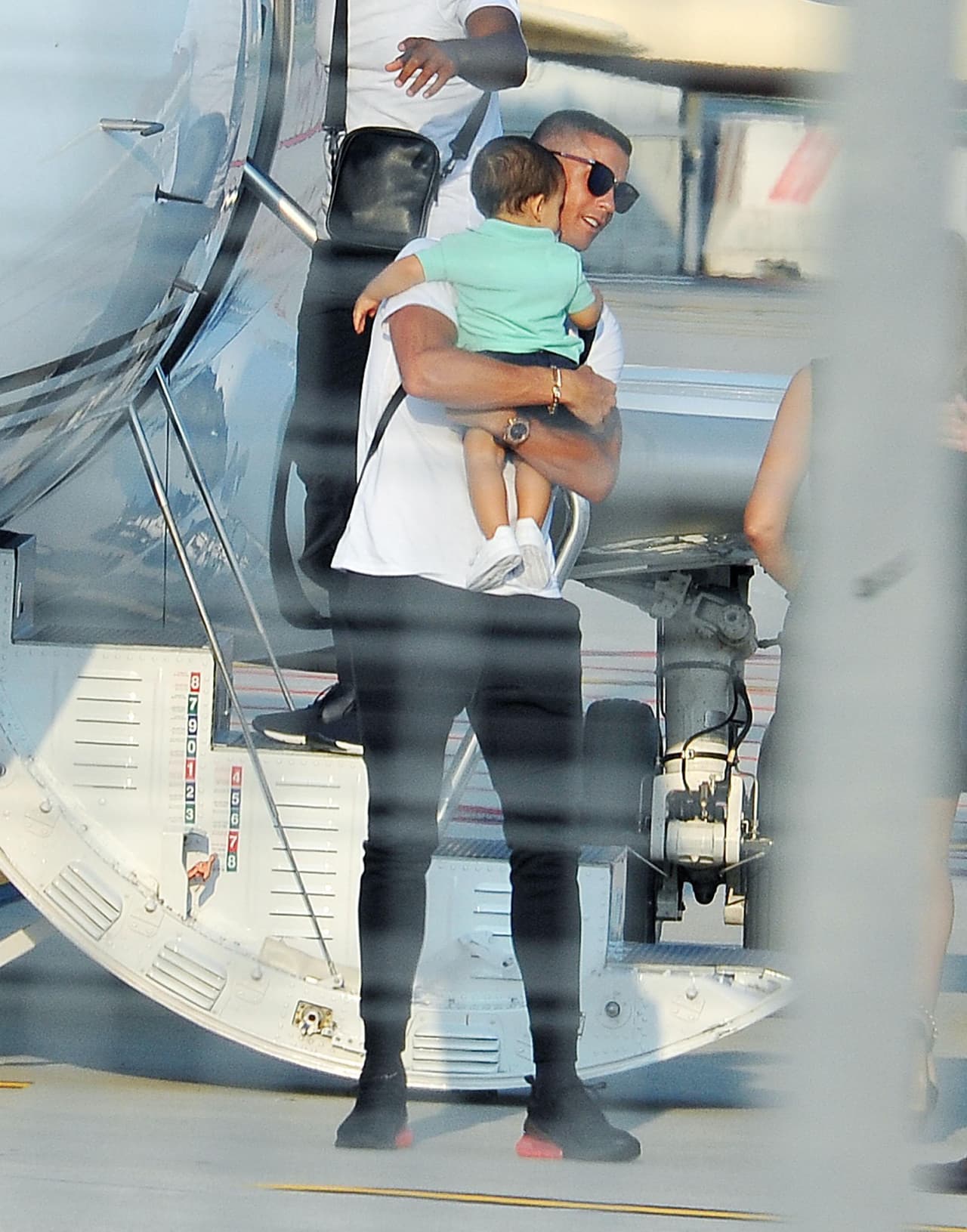 Los fotógrafos no quisieron perderse un solo momento de la llegada del portugués a suelo italiano.