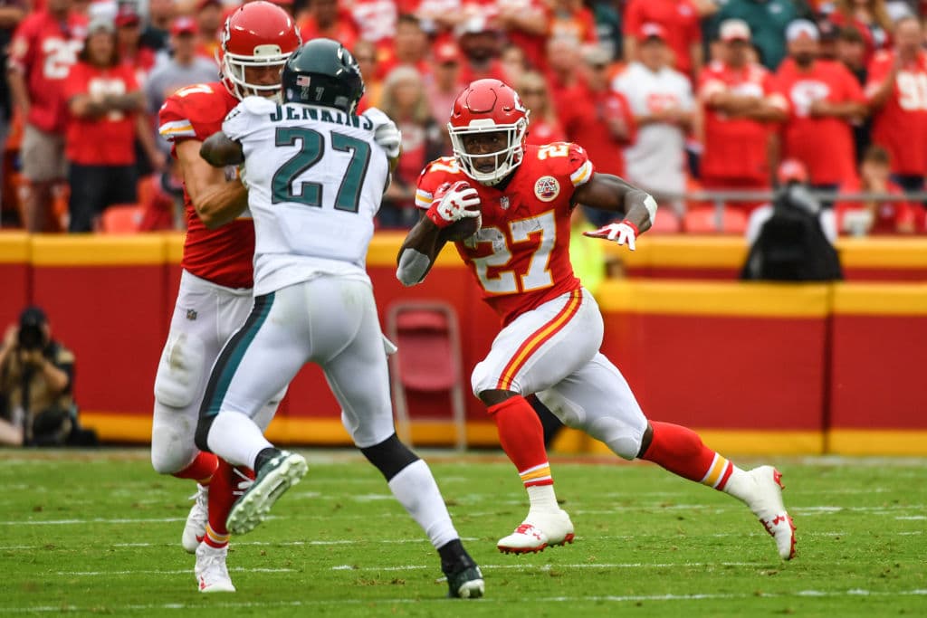 Kareem Hunt se vuelve a lucir y anota 2 touchdowns en la victoria de los Chiefs 27-20 sobre los Eagles