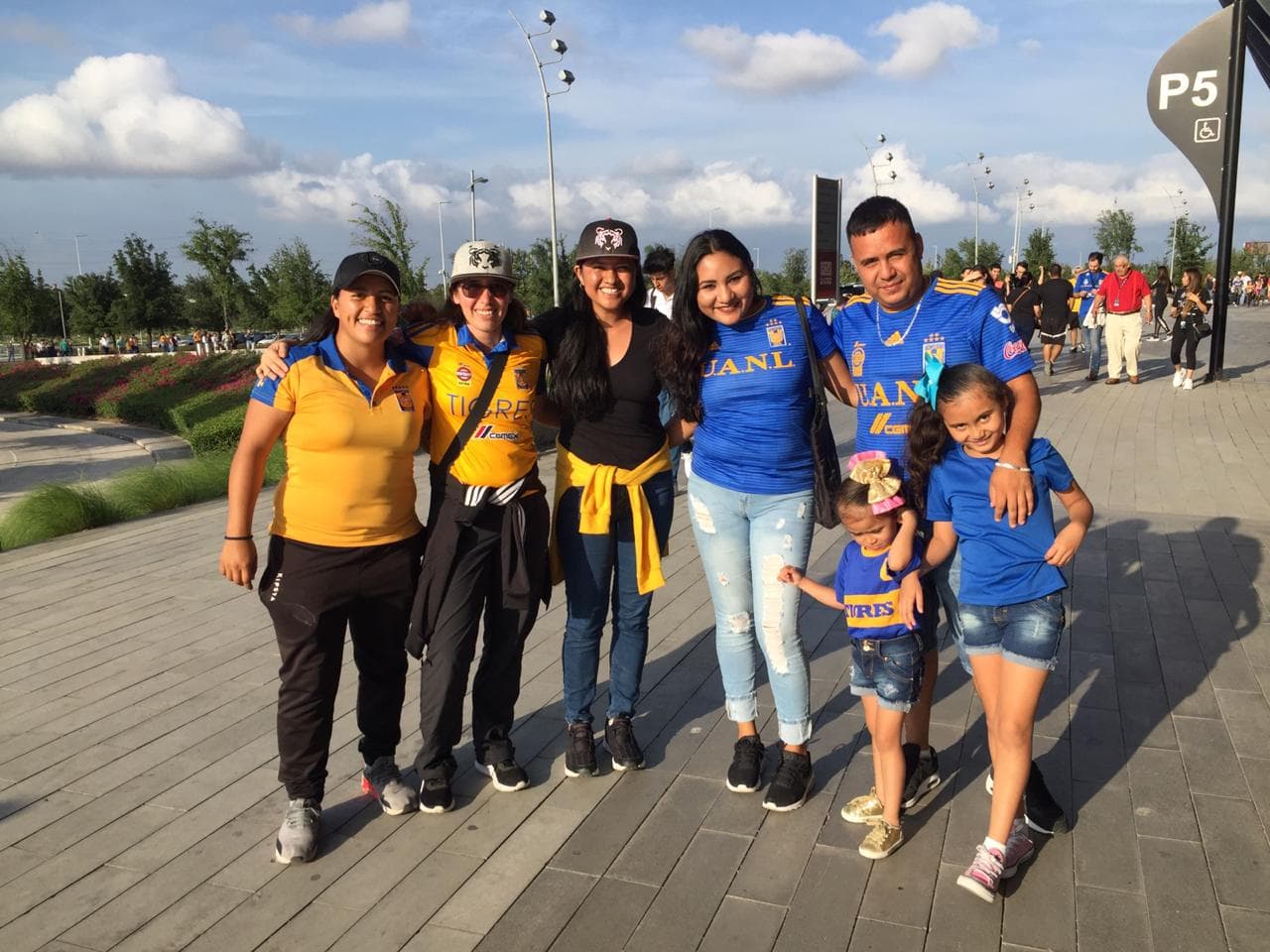 Así se vivió el ambiente dentro y fuera del Estadio BBVA previo al arranque de la Final de la Liga MX en el juego de Vuelta en el que se sabrá si Rayadas o Tigres se coronan en la Liga MX Femenil. Un marco esplendoroso se vivió con dos aficiones muy conectadas.