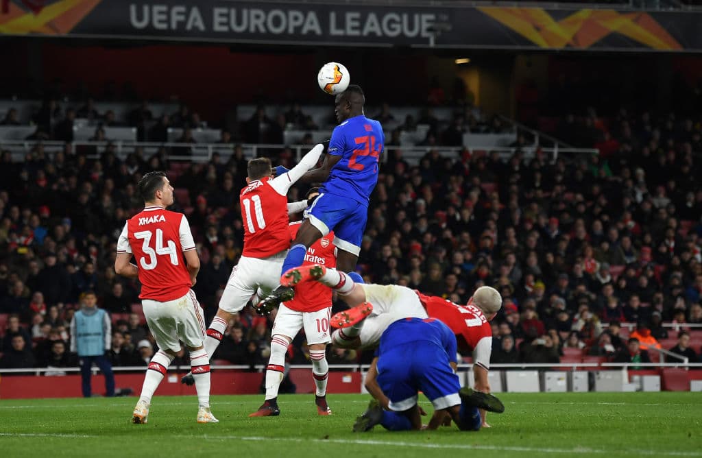 Ousseynou Ba se levanta, remata pero el disparo termina en un saque de meta a favor del Arsenal.