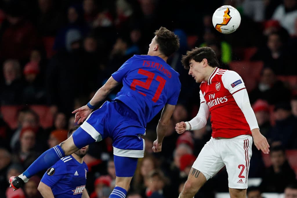 Konstantinos Tsimikas anticipa a Bellerín en el cabezaso, pero el remate sale demasiado desviado.