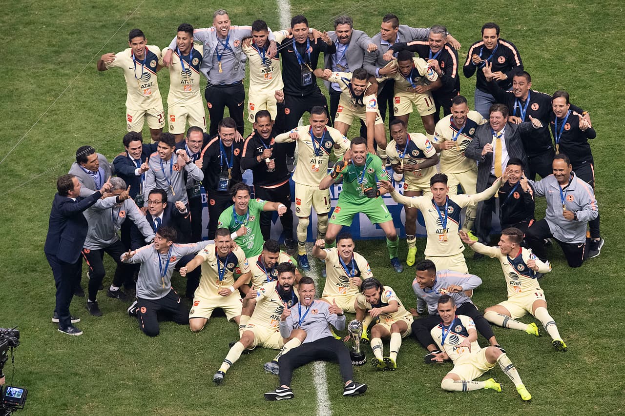 Todos los jugadores celebran la conquista del título del Apertura 2018 por parte del América.