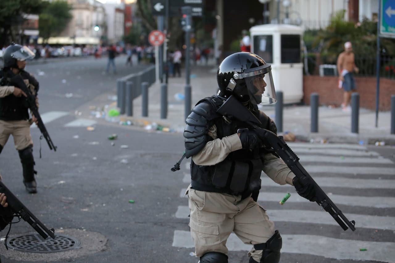 Con balas de goma y gases lacrimógenos trabajó la policía de Buenos Aires para dispersar a los protagonistas de los desmanes.