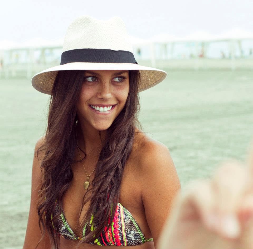 La bella modelo es novia del delantero peruano quien ha declarado que la espectacular mujer ha sido su amuleto en la Copa América de Chile 2015.