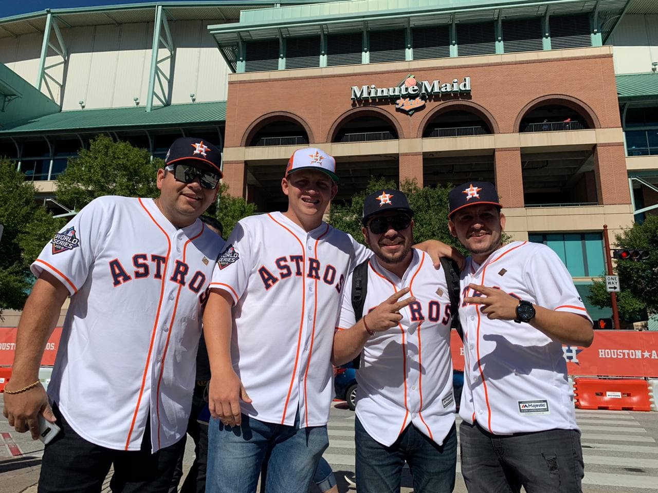 Ya se vive el color de la Serie Mundial en Houston, donde la gente convive desde temprano previo al primer juego entre Astros y Nationals.