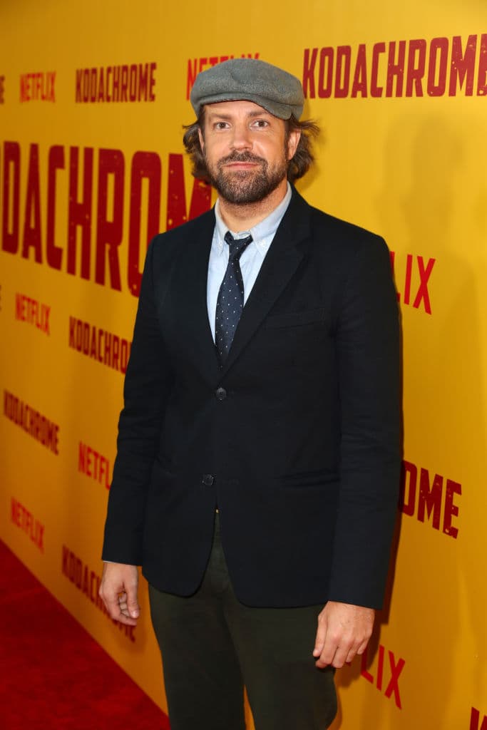 Con la ayuda de unas copas de más y el consejo poco fiable de un expresidiario buscavidas, los tres idean un enrevesado e infalible plan para deshacerse para siempre de sus superiores.
<br>