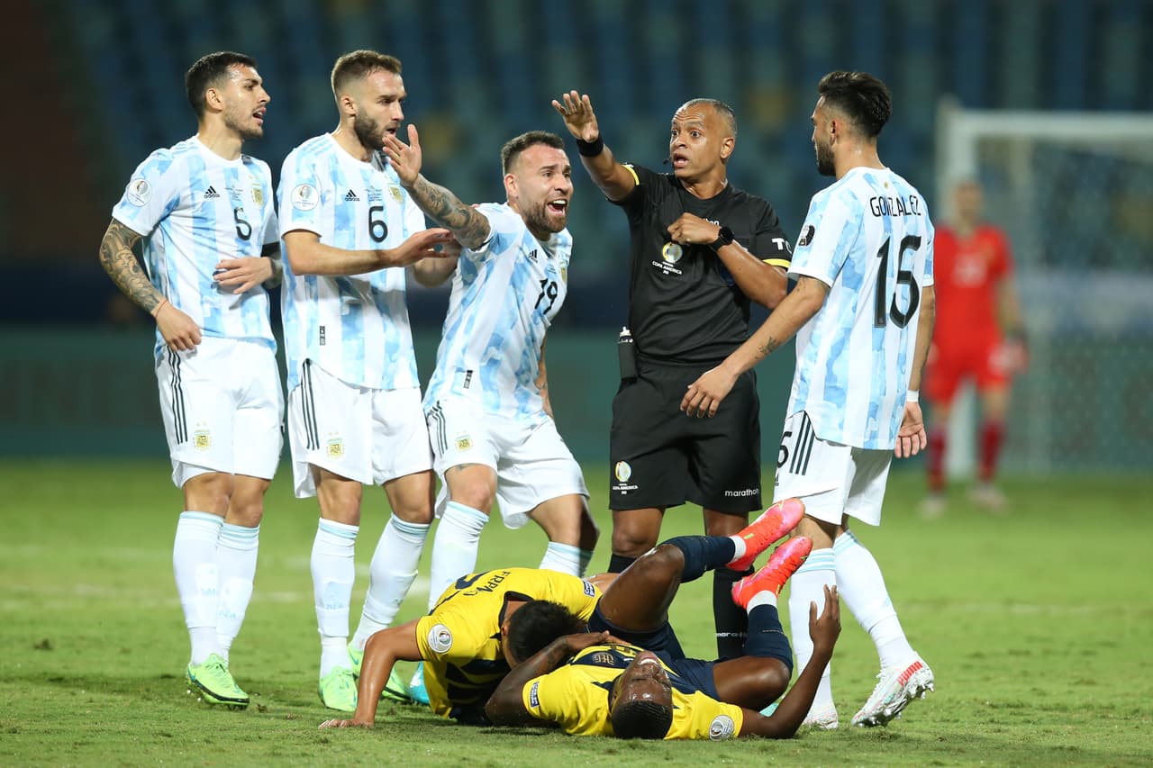 El arbitraje dejó mucho qué desear en la primera parte, lo que generó enojó en los jugadores argentinos ante las malas decisiones del colegiado.