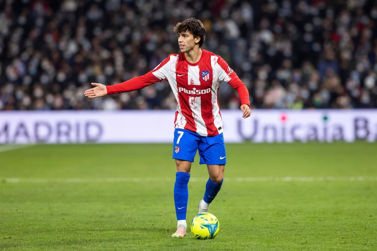 Con goles de Karim Benzema y Marco Asencio, el Real Madrid se impone al Atlético de Madrid, se lleva el Derby y sigue con paso perfecto en La Liga.