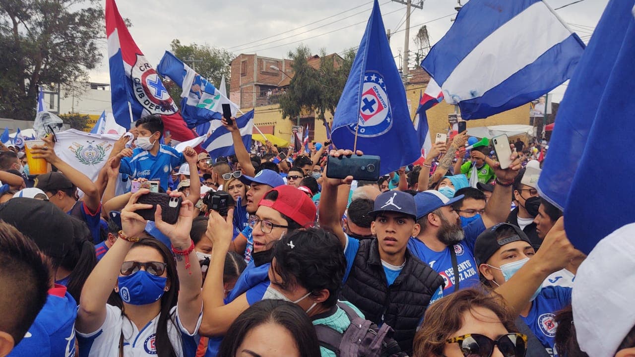 Simplemente espectacular... Miles de fans de la Máquina celeste dieron una histórica bienvenida a su equipo en el Azteca. ¡Qué imágenes!