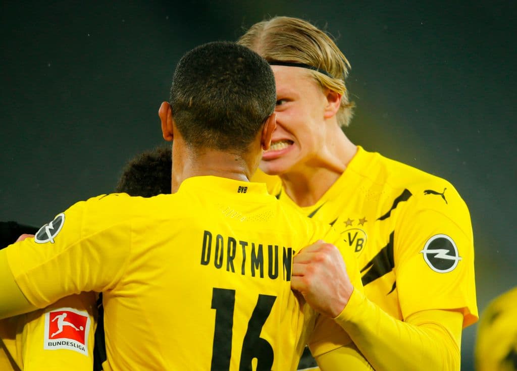 Dortmund venció 2-0 Wolfsburg en la Jornada 14 de la Bundesliga. Manuel Akanji marcó el primer tanto al minuto 66 y Jadon Sancho logró marcar el segundo casi al final del partido.
